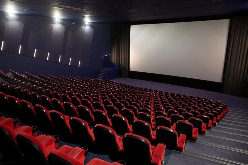 Bioscoopzaal met groot filmscherm