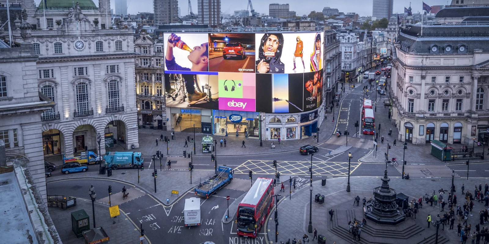 Digitale buitenreclame op een groot scherm in een stadscentrum