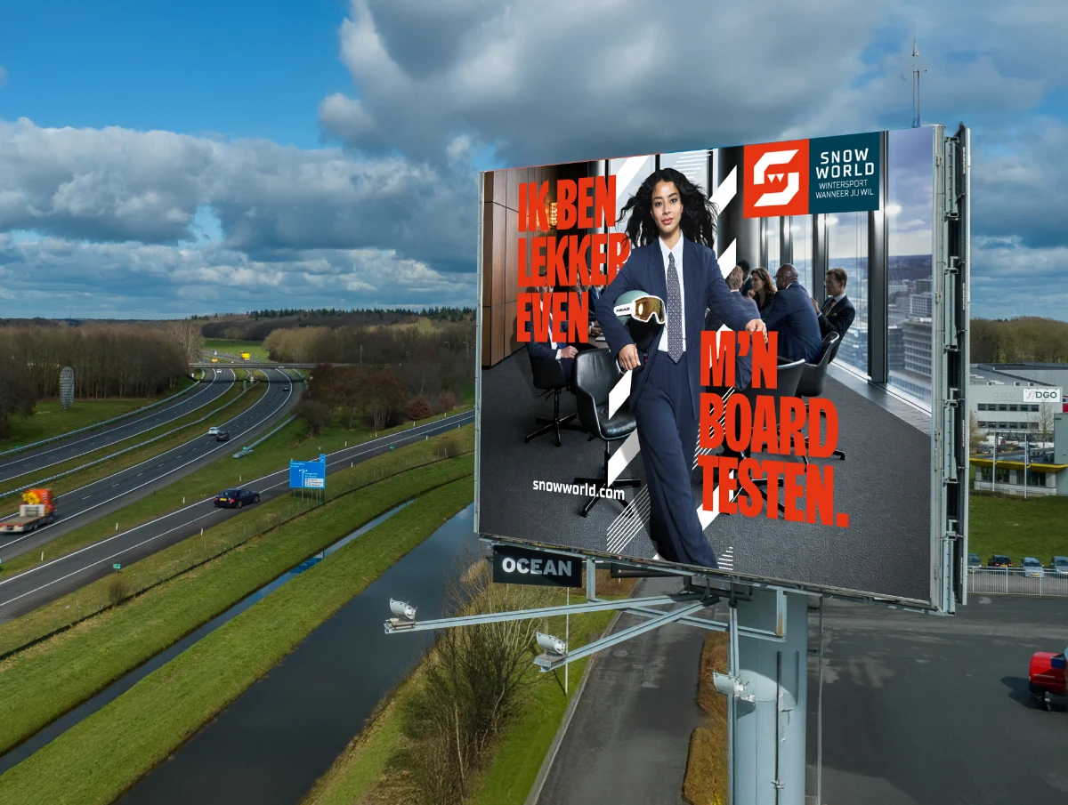 Buitenreclame op een snelwegmast