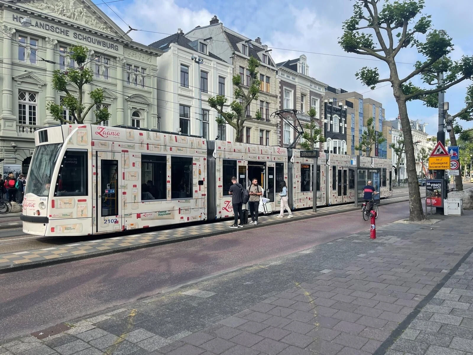Campagne op een tram in een stadsomgeving